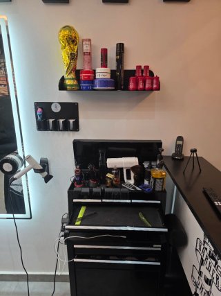 Traspaso Peluquería y Barbería en plena Funcionam