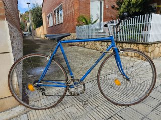 Bicicleta de carretera Orbea con un diseño clásico