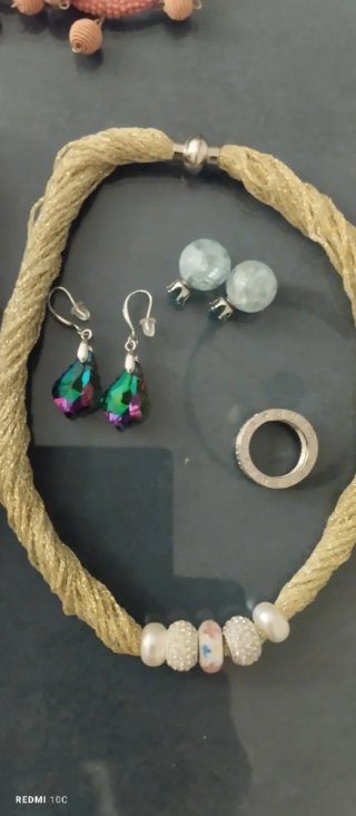 Lote bisutería: pendientes y collar