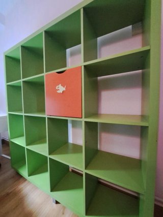 Estantería modular verde con cajones naranja