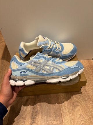 Zapatillas Asics Azules y Blancas