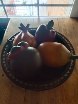 Centro de Mesa de Madera con Frutas Decorativas