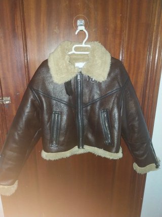 Abrigo de piel marrón y beige