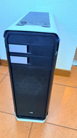 Torre PC Aerocool Negra y Blanca Carcasa