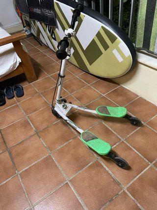Patinete de tres ruedas con movimiento