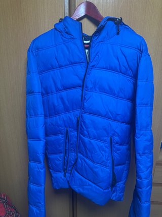 Abrigo azul acolchado con capucha