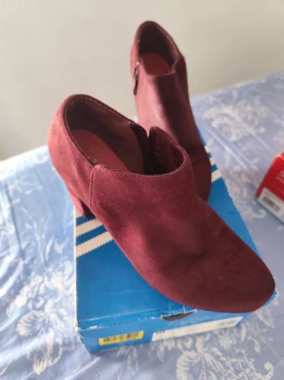 Botines de tacón color burdeos