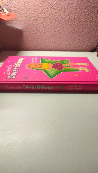 Libro Daniela DivertiGuay: Una Fiesta de Pijamas