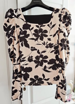 Camiseta manga abullonada floral beige/negra