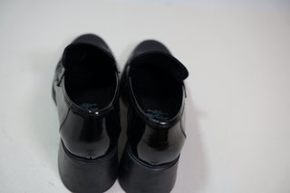 Mocasines de Tacón en Charol Negro
