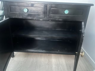 Mueble auxiliar negro con detalles teal