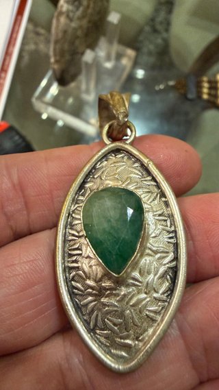 Antiguo Colgante en Plata 800 y Raíz de Esmeralda