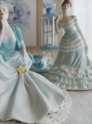 Dama in porcellana inglese Coalport