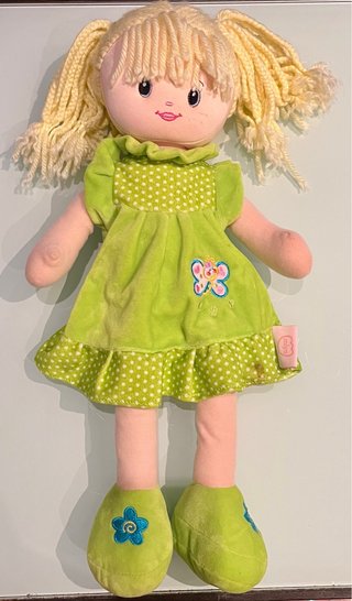 Muñeca de trapo Miyo verde con mariposa