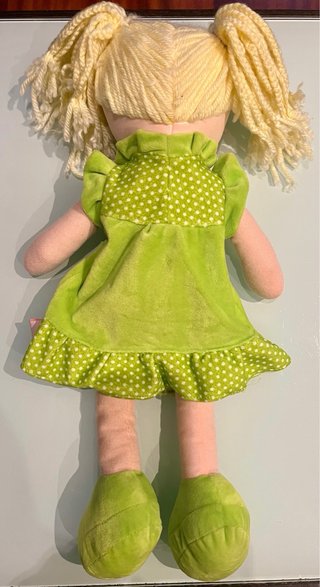 Muñeca de trapo Miyo verde con mariposa
