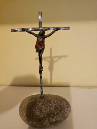 Crucifijo de Metal con Base de Piedra