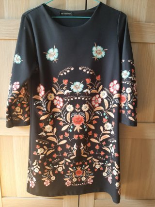 Vestido Negro con Bordado Floral