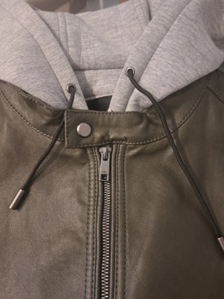Chaqueta efecto piel con capucha