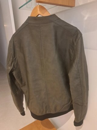 Chaqueta efecto piel con capucha
