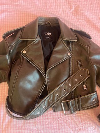 Chaqueta Zara verde militar efecto piel
