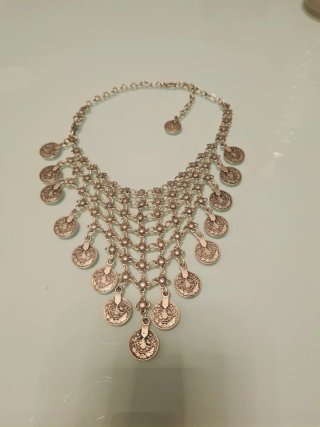 Collar de monedas plateado