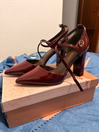 Zapatos de tacón rojos burdeos de charol