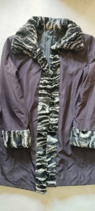 Abrigo Reversible con Detalles de Pelo