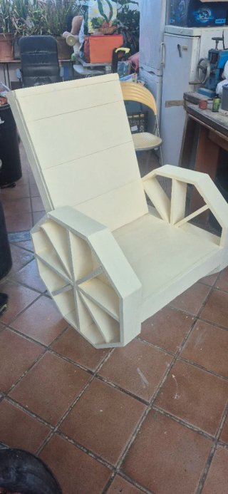 Sillón de madera beige