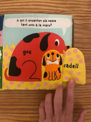 Libro de tela con diferentes texturas-sonidos.