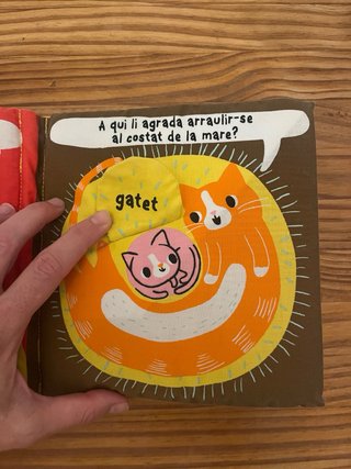 Libro de tela con diferentes texturas-sonidos.