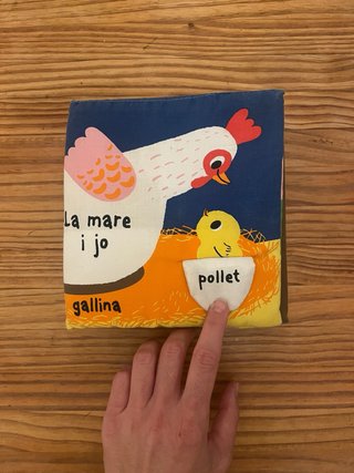 Libro de tela con diferentes texturas-sonidos.