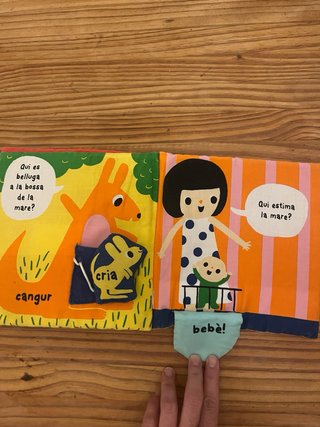 Libro de tela con diferentes texturas-sonidos.