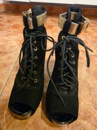 Botines negros con cordones y hebilla dorada