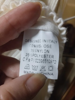Vestido de punto beige con volantes