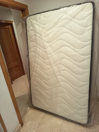 Base tapizada beige y colchón low cost