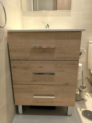 Mueble de baño con lavabo y grifo