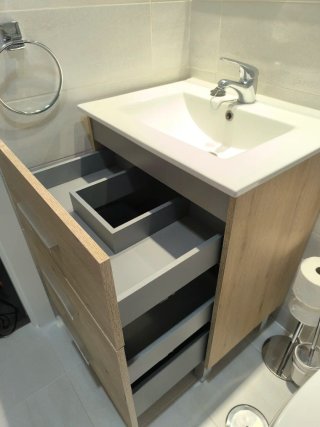 Mueble de baño con lavabo y grifo