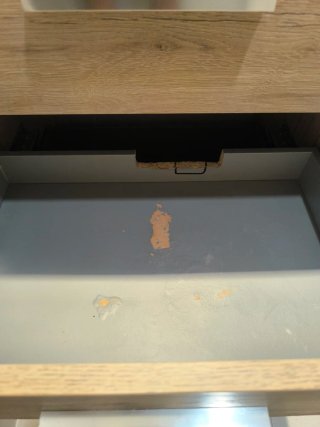 Mueble de baño con lavabo y grifo