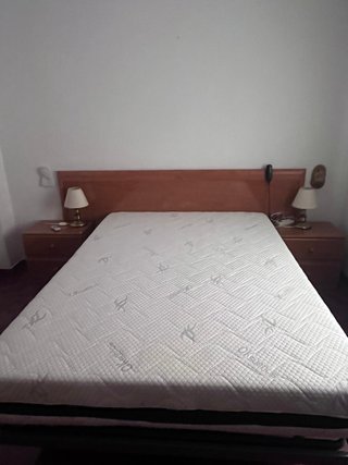 Cabecero de madera marrón