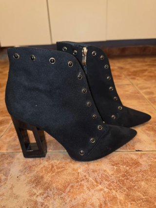 Botines negros con tachuelas
