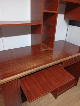 Mesa de Ordenador con Estantería. Escucho ofertas.
