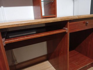 Mesa de Ordenador con Estantería. Escucho ofertas.
