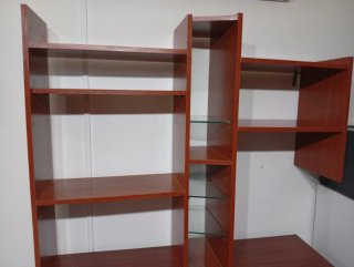 Mesa de Ordenador con Estantería. Escucho ofertas.