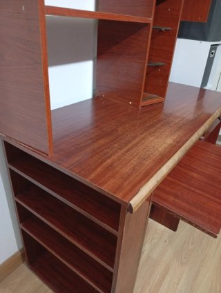 Mesa de Ordenador con Estantería. Escucho ofertas.