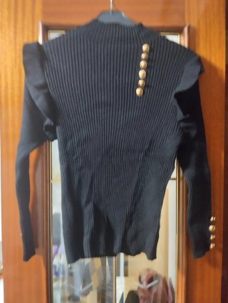 Jersey de punto negro con volantes