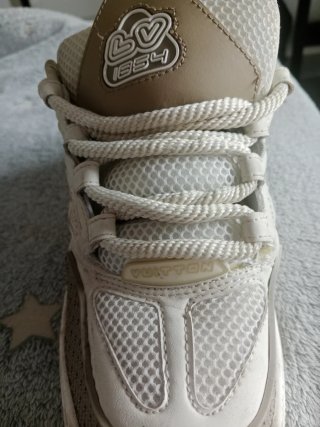 Zapatillas Deportivas Blancas y Beige