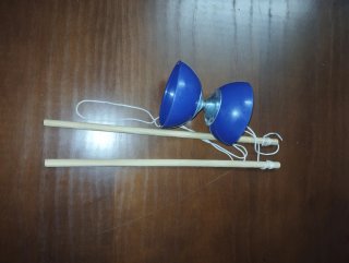 Diábolo Azul con Palos de Madera