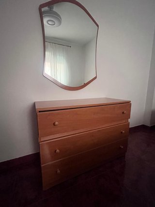 Cómoda de madera con 3 cajones y espejo.