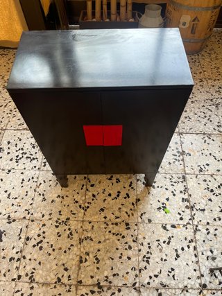 Mueble con balda y detalle rojo