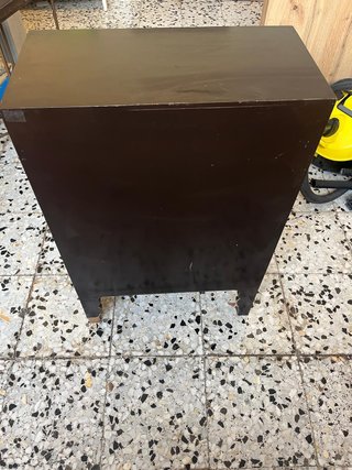 Mueble con balda y detalle rojo
